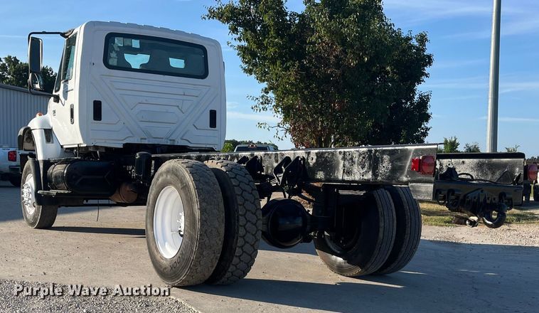 image for item ED2196 2006 International 7300  truck cab and chassis