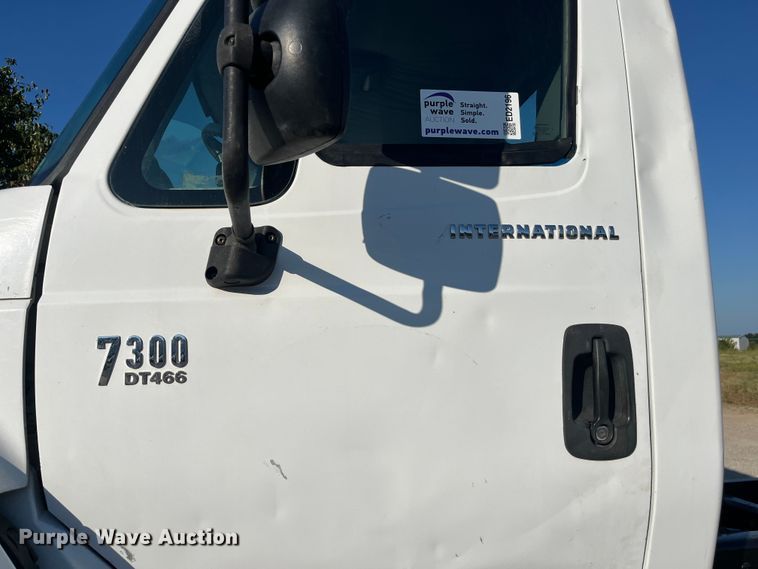 image for item ED2196 2006 International 7300  truck cab and chassis