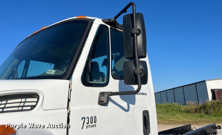 image for item ED2196 2006 International 7300  truck cab and chassis