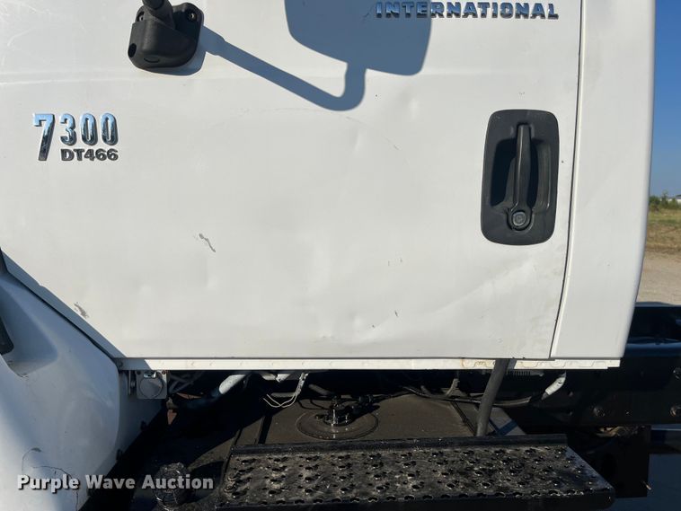 image for item ED2196 2006 International 7300  truck cab and chassis