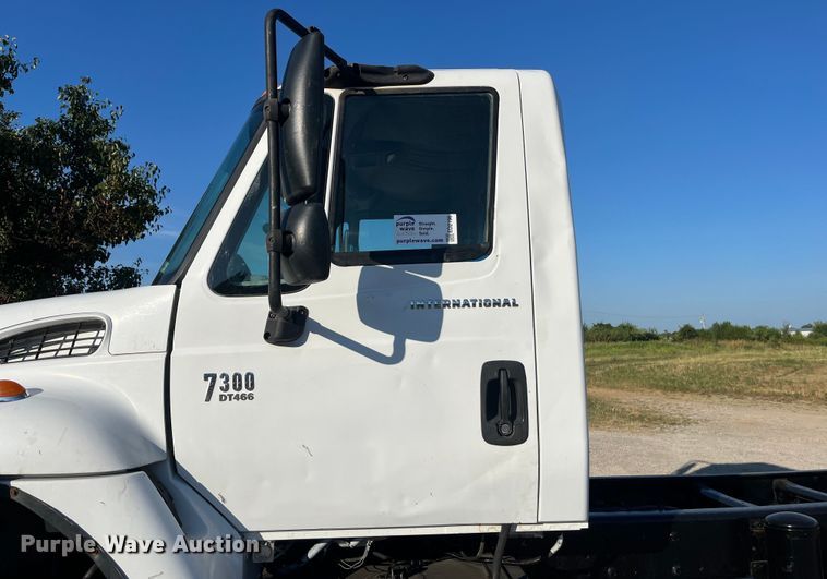 image for item ED2196 2006 International 7300  truck cab and chassis