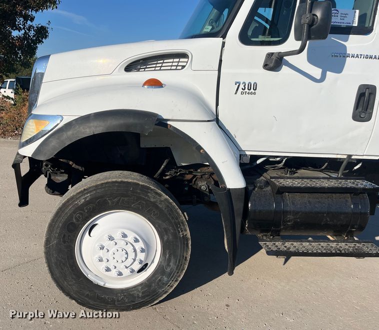 image for item ED2196 2006 International 7300  truck cab and chassis