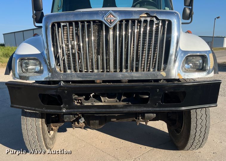 image for item ED2196 2006 International 7300  truck cab and chassis