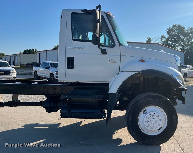 image for item ED2196 2006 International 7300  truck cab and chassis