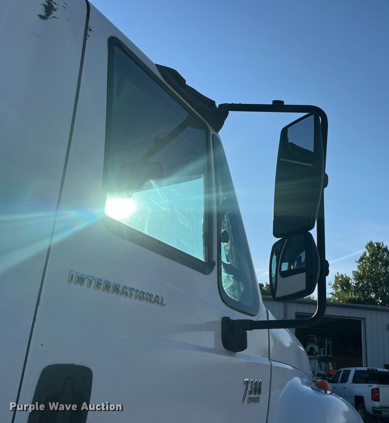 image for item ED2196 2006 International 7300  truck cab and chassis