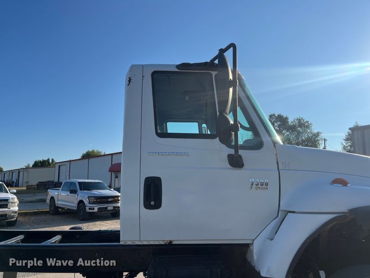 image for item ED2196 2006 International 7300  truck cab and chassis