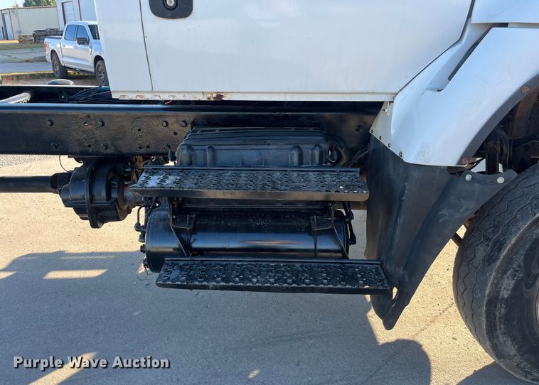 image for item ED2196 2006 International 7300  truck cab and chassis