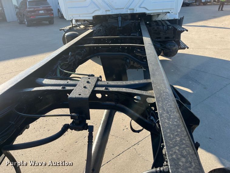 image for item ED2196 2006 International 7300  truck cab and chassis