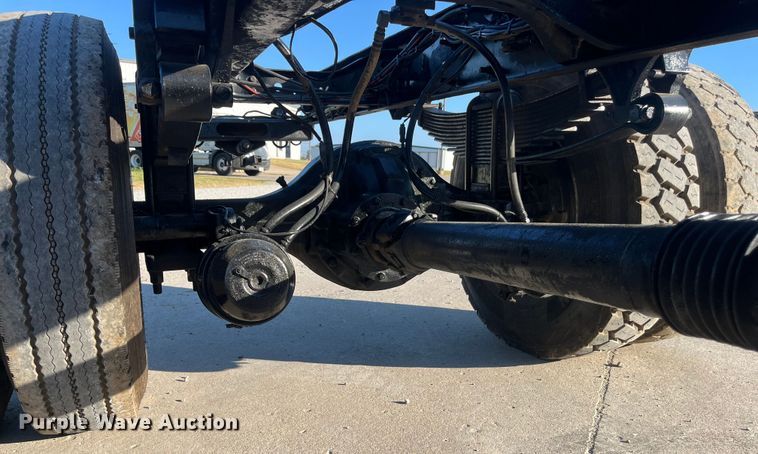 image for item ED2196 2006 International 7300  truck cab and chassis