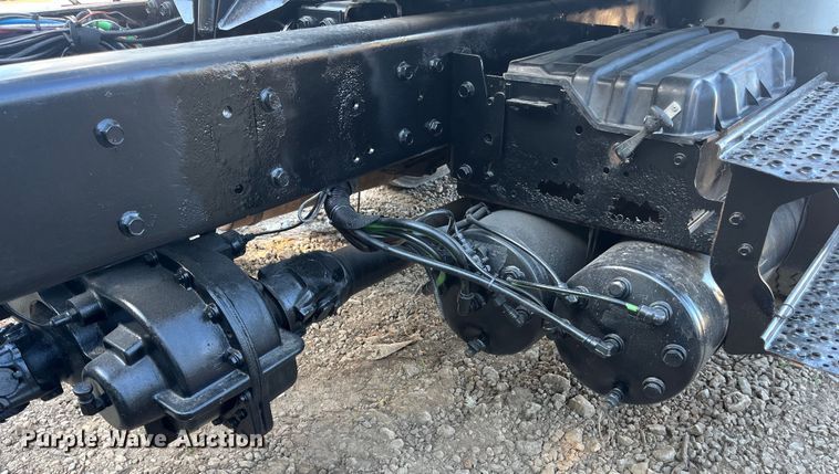 image for item ED2196 2006 International 7300  truck cab and chassis