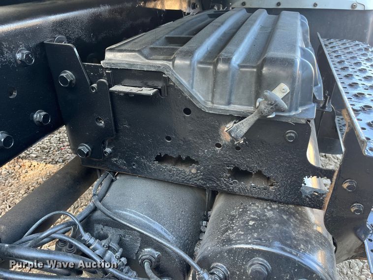 image for item ED2196 2006 International 7300  truck cab and chassis