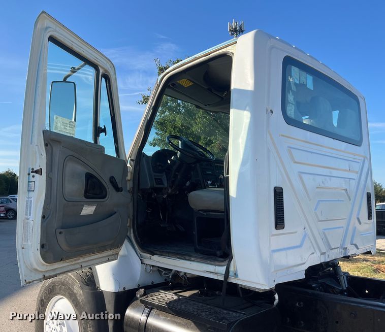image for item ED2196 2006 International 7300  truck cab and chassis
