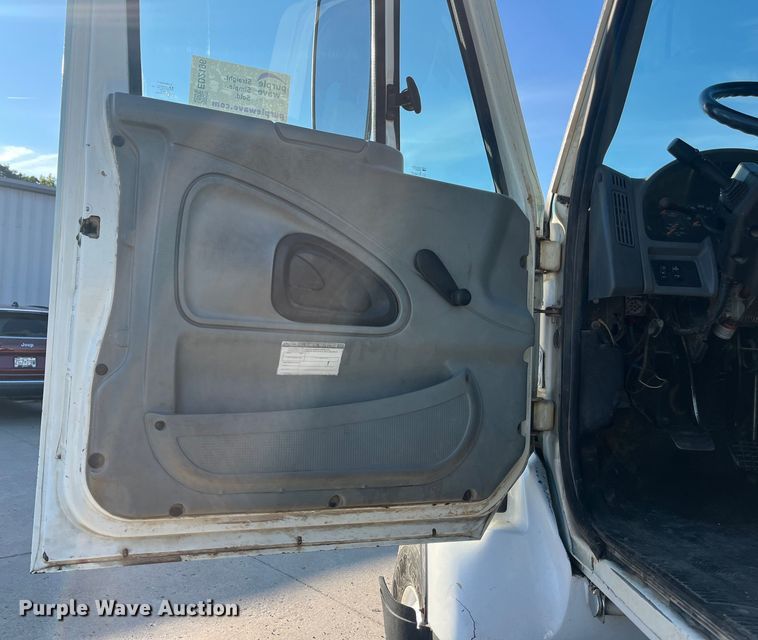 image for item ED2196 2006 International 7300  truck cab and chassis