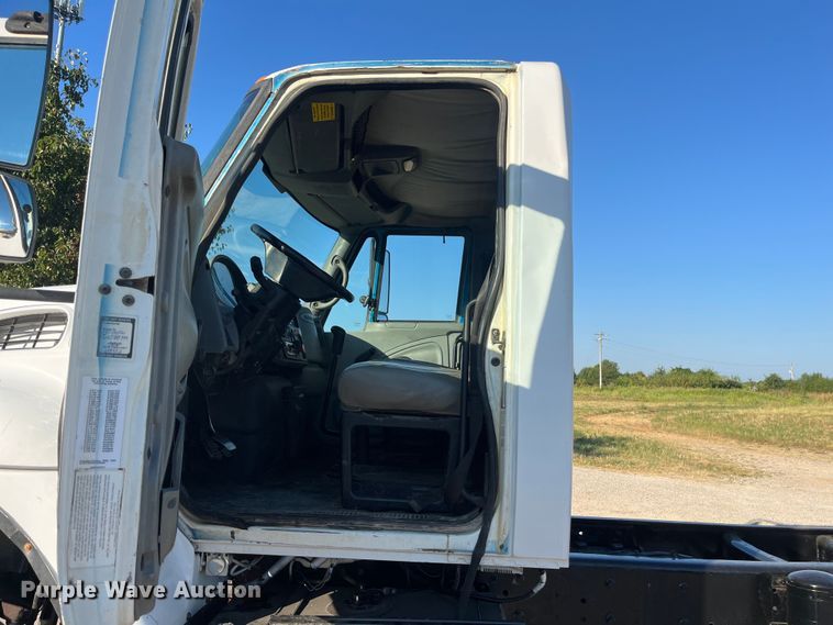 image for item ED2196 2006 International 7300  truck cab and chassis