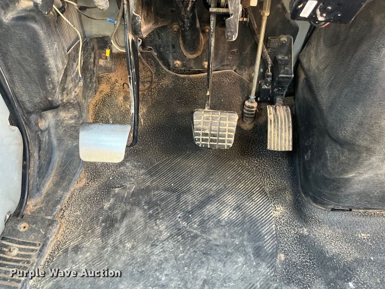 image for item ED2196 2006 International 7300  truck cab and chassis