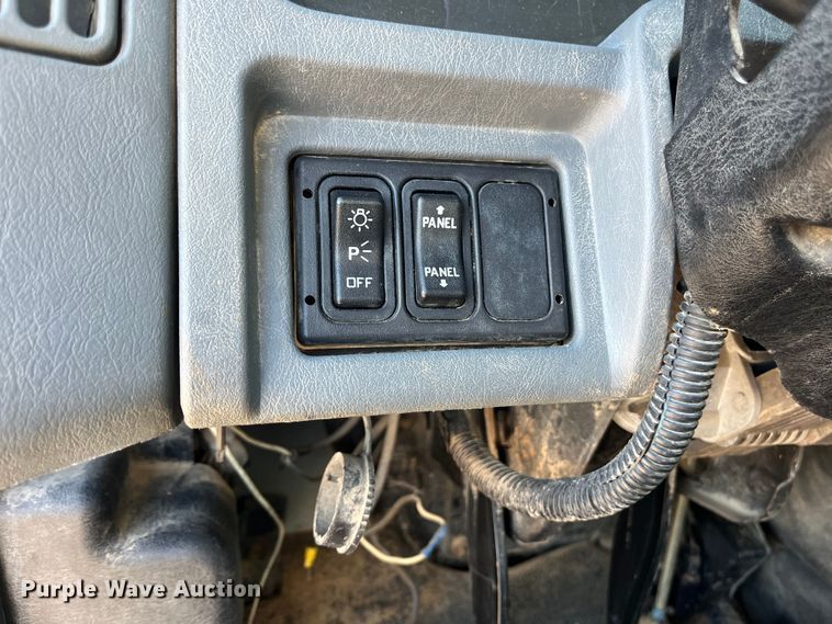 image for item ED2196 2006 International 7300  truck cab and chassis