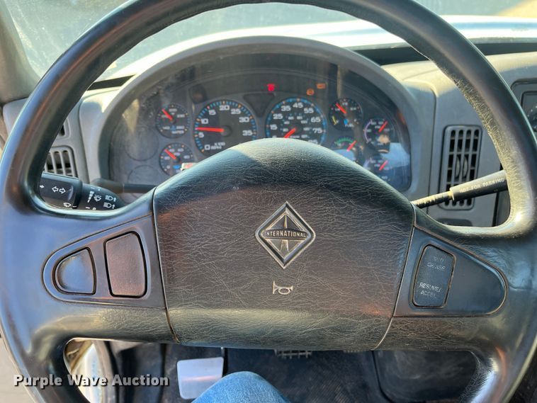 image for item ED2196 2006 International 7300  truck cab and chassis