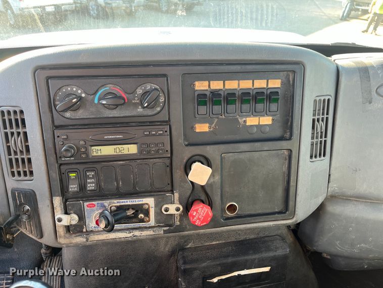 image for item ED2196 2006 International 7300  truck cab and chassis