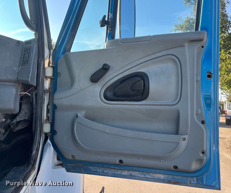 image for item ED2196 2006 International 7300  truck cab and chassis