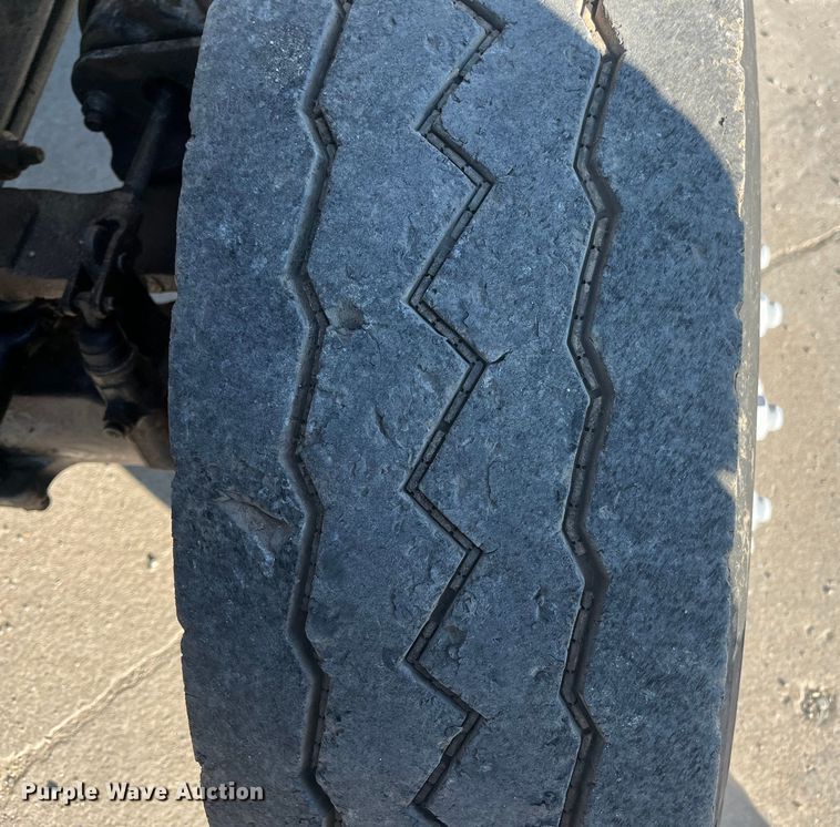 image for item ED2196 2006 International 7300  truck cab and chassis