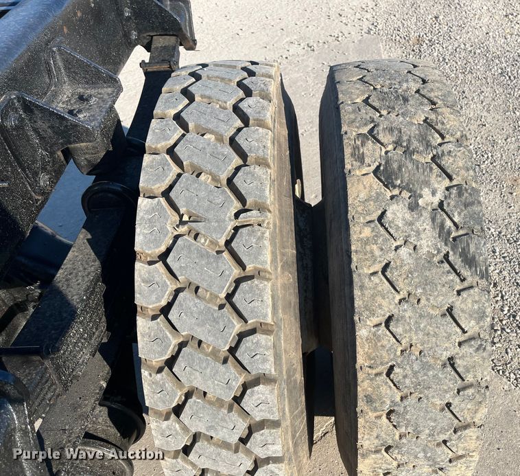 image for item ED2196 2006 International 7300  truck cab and chassis