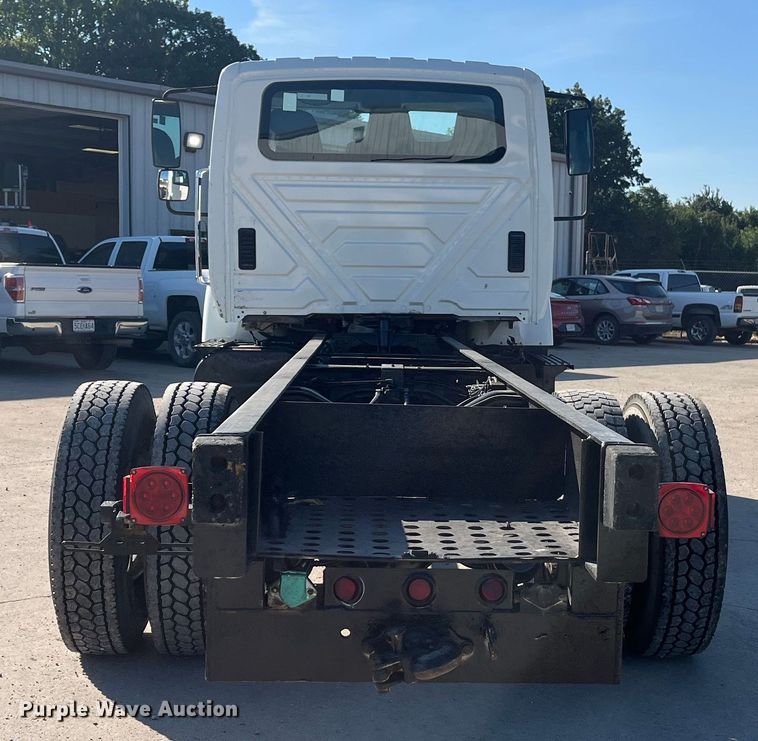 image for item ED2197 2005 International 7400 truck cab and chassis