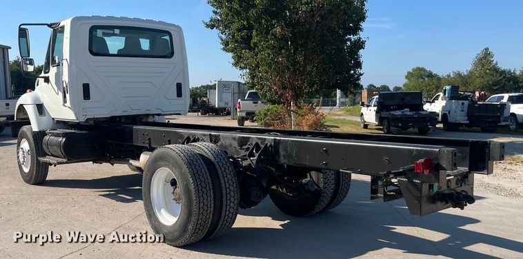 image for item ED2197 2005 International 7400 truck cab and chassis