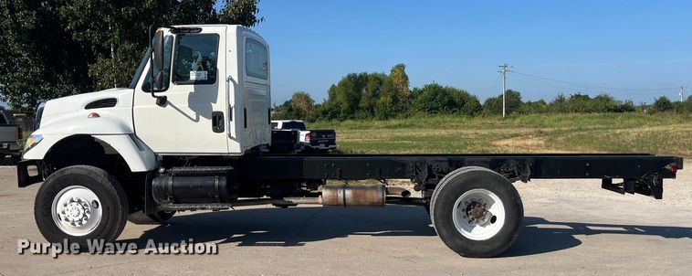 image for item ED2197 2005 International 7400 truck cab and chassis