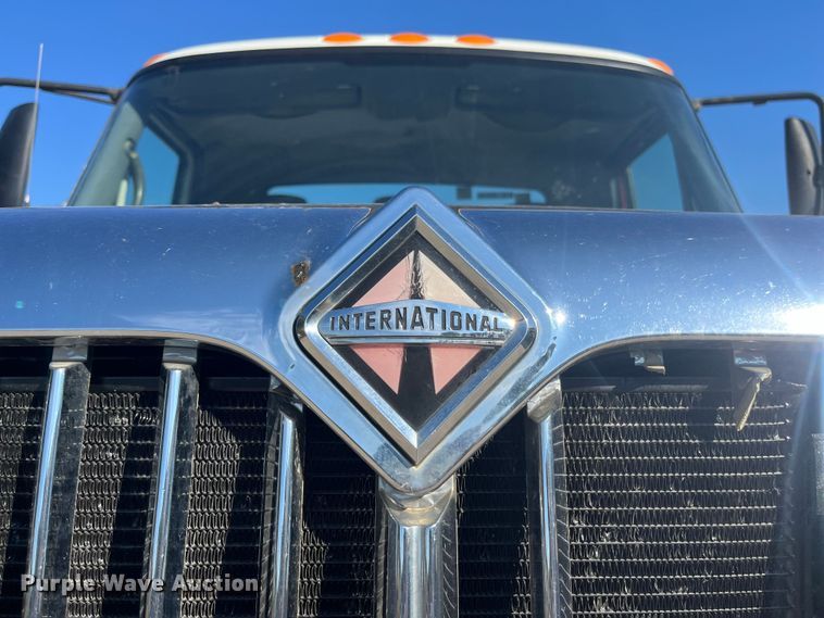 image for item ED2197 2005 International 7400 truck cab and chassis