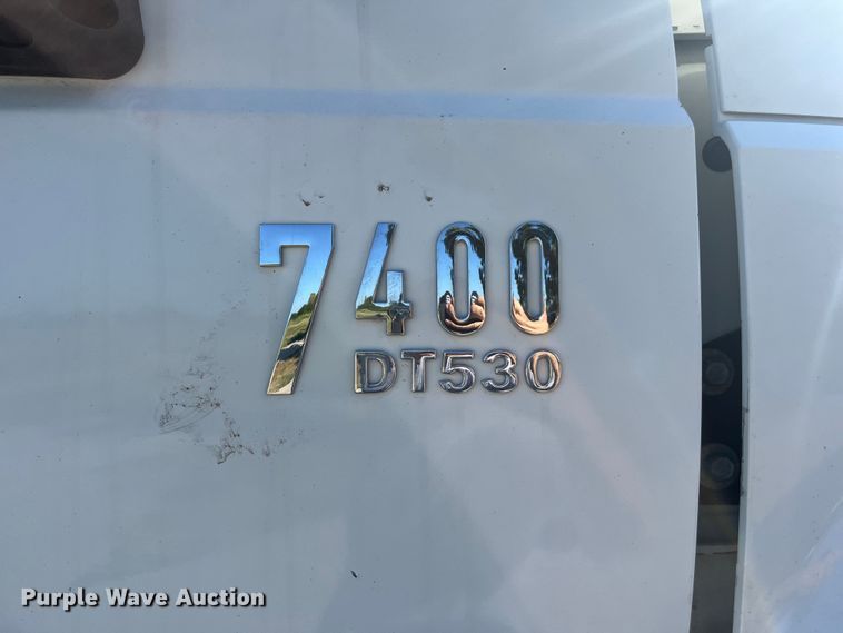 image for item ED2197 2005 International 7400 truck cab and chassis