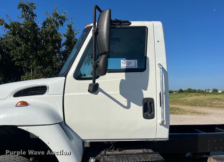 image for item ED2197 2005 International 7400 truck cab and chassis