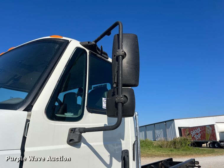 image for item ED2197 2005 International 7400 truck cab and chassis