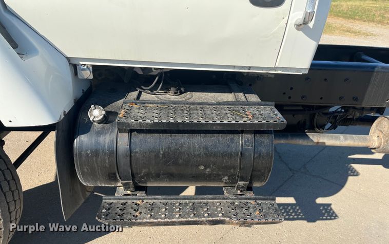 image for item ED2197 2005 International 7400 truck cab and chassis