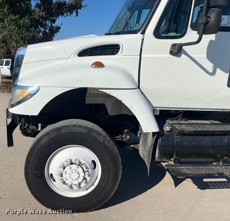 image for item ED2197 2005 International 7400 truck cab and chassis