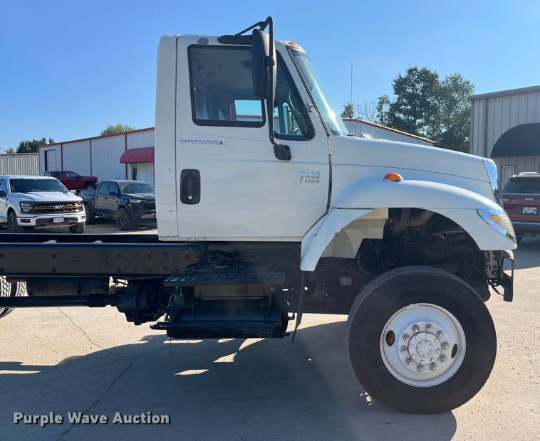 image for item ED2197 2005 International 7400 truck cab and chassis