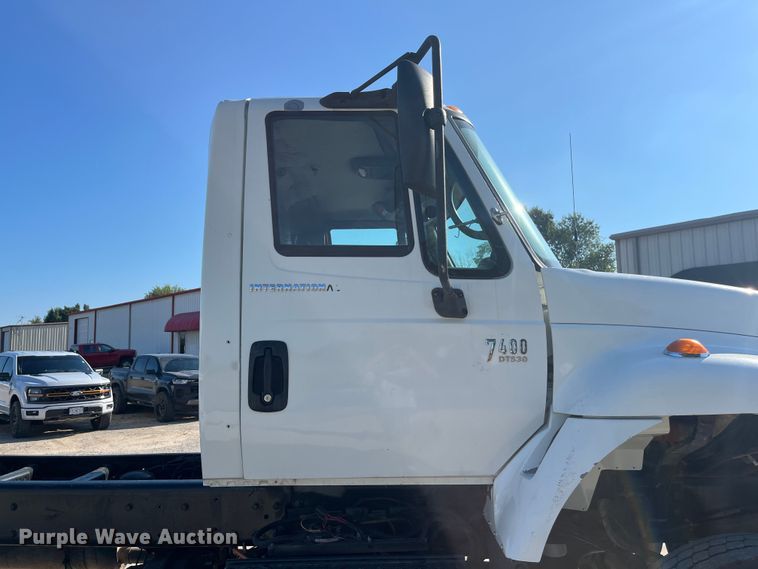 image for item ED2197 2005 International 7400 truck cab and chassis