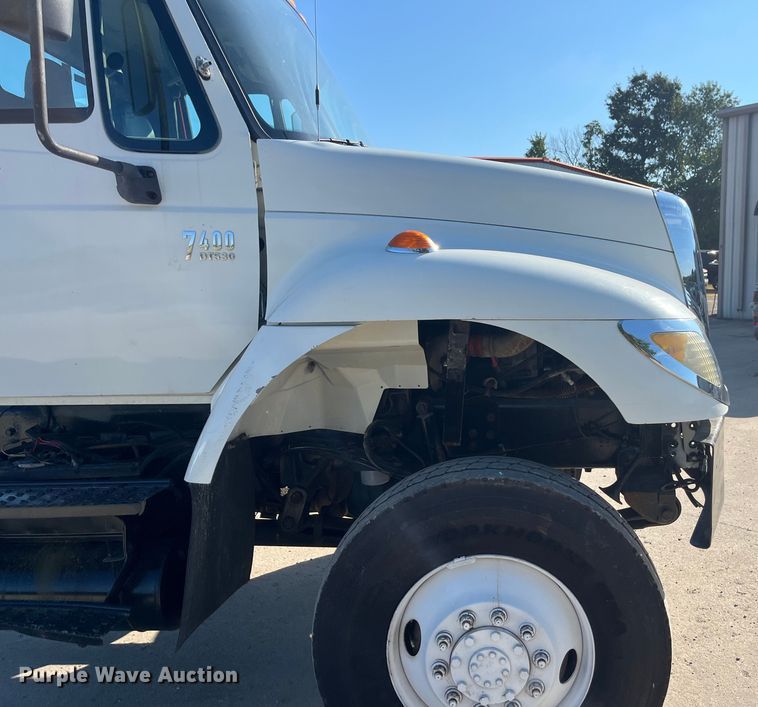 image for item ED2197 2005 International 7400 truck cab and chassis