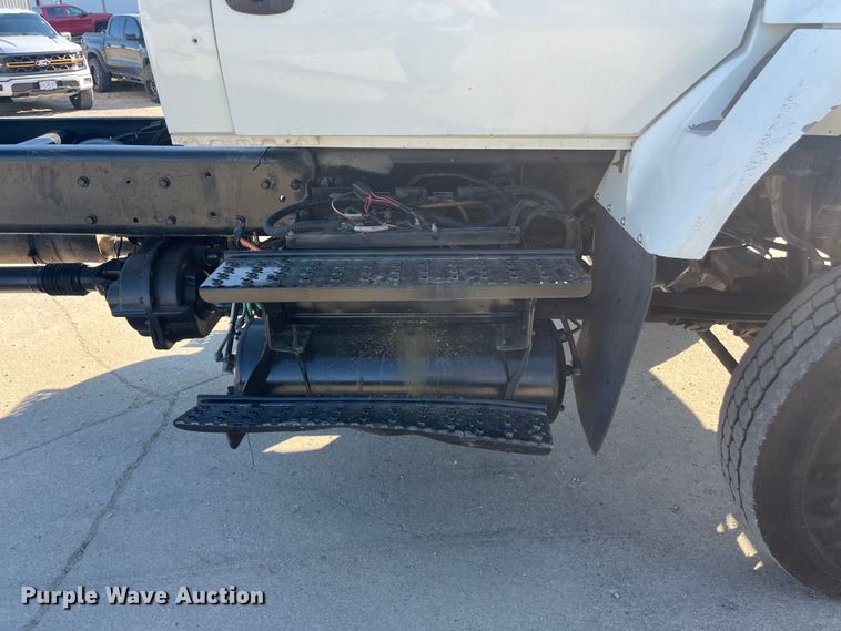 image for item ED2197 2005 International 7400 truck cab and chassis