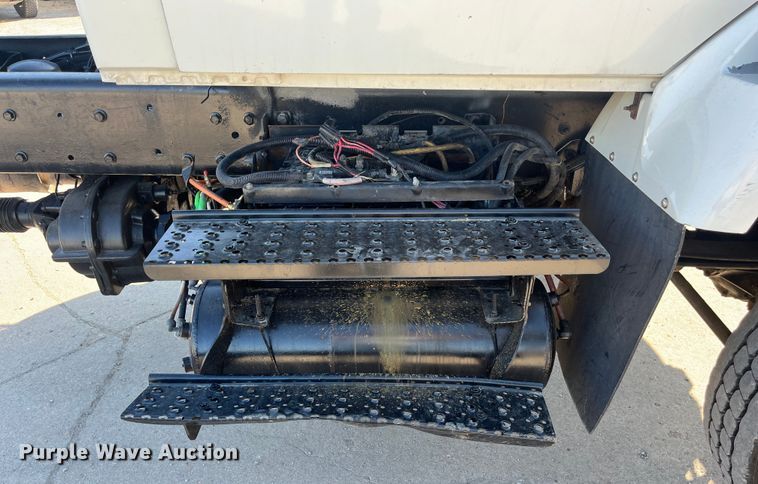 image for item ED2197 2005 International 7400 truck cab and chassis