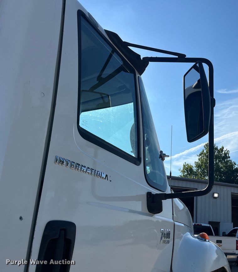 image for item ED2197 2005 International 7400 truck cab and chassis