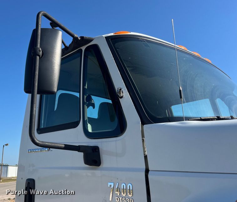 image for item ED2197 2005 International 7400 truck cab and chassis