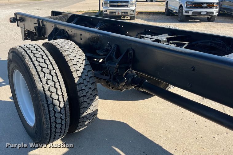 image for item ED2197 2005 International 7400 truck cab and chassis