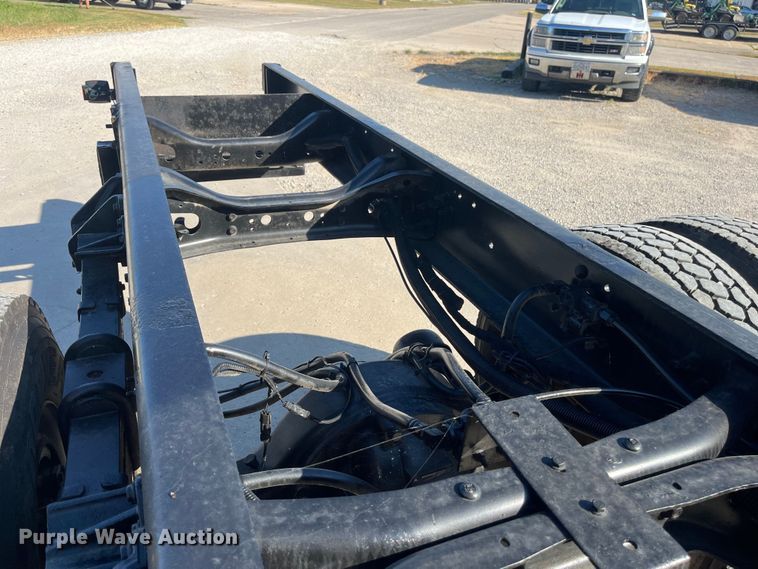 image for item ED2197 2005 International 7400 truck cab and chassis