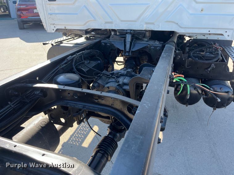 image for item ED2197 2005 International 7400 truck cab and chassis