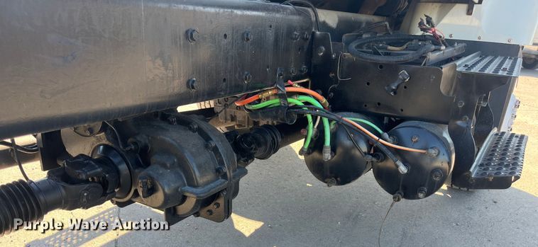 image for item ED2197 2005 International 7400 truck cab and chassis