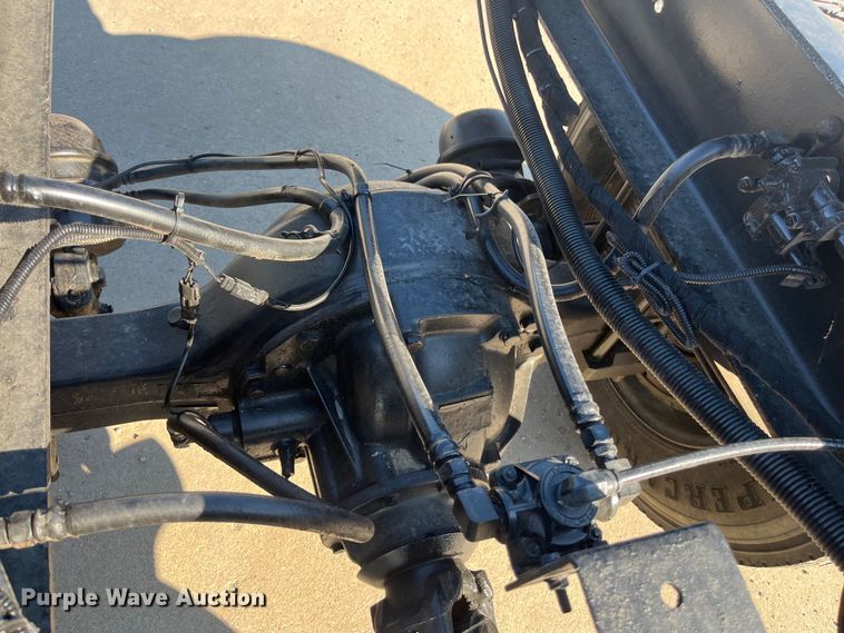 image for item ED2197 2005 International 7400 truck cab and chassis