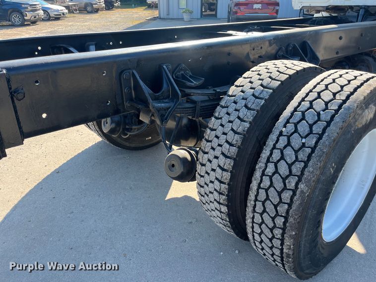 image for item ED2197 2005 International 7400 truck cab and chassis