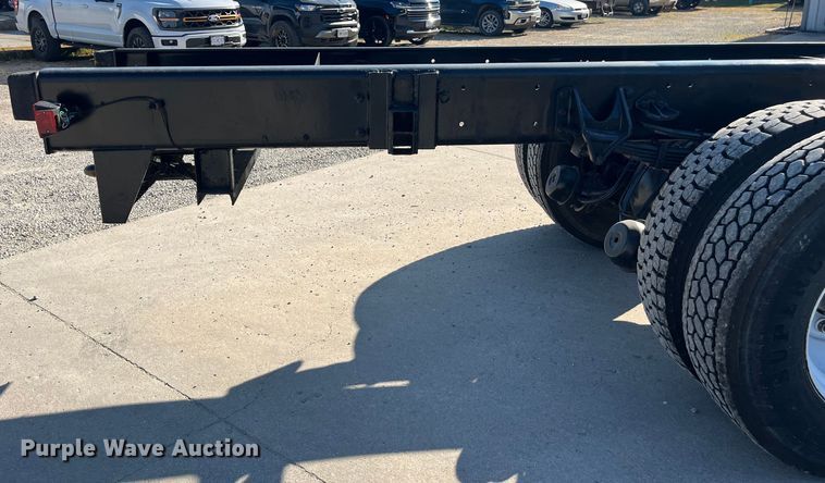 image for item ED2197 2005 International 7400 truck cab and chassis