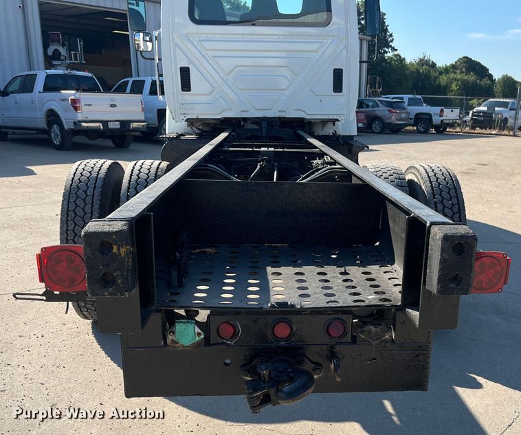 image for item ED2197 2005 International 7400 truck cab and chassis