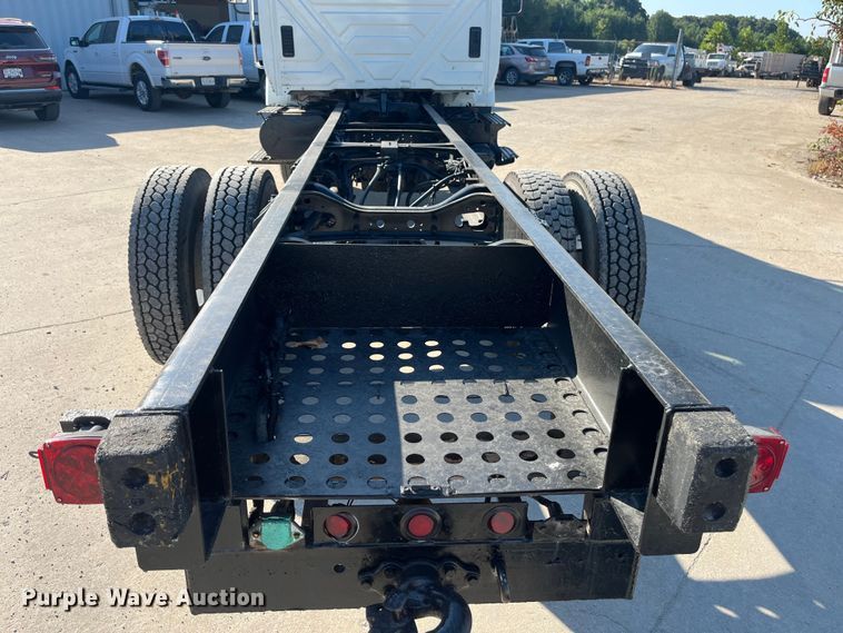 image for item ED2197 2005 International 7400 truck cab and chassis